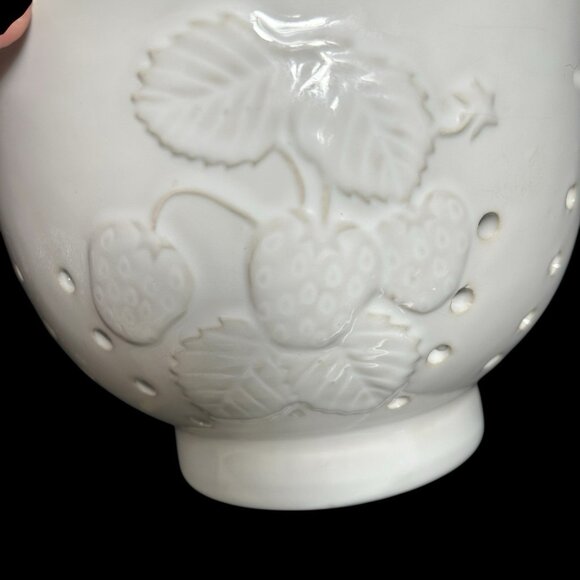 DesignPac Strawberry Patch Embossed White Ceramic Colander 8" Round w Handles - Picture 10 of 10